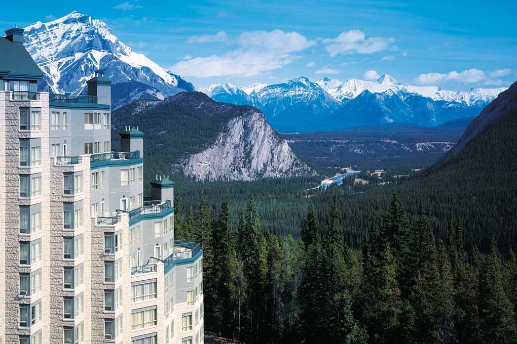 Read more about the article 10 BEST Hotels in Banff Town (Downtown!) for all Travelers and Budgets
